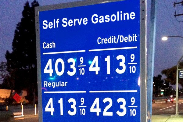 gas station sign distinguishing prices for cash and credit card payments